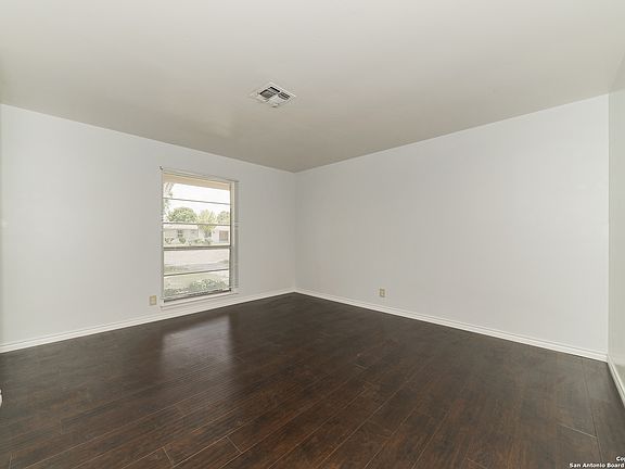 5th image of 1045 Curtiss St