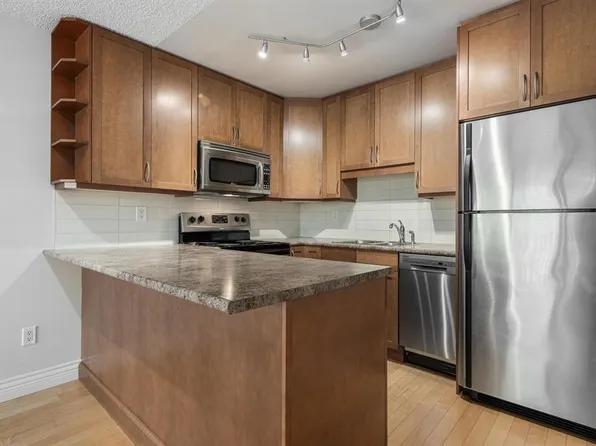 2920 Ash St #401, Vancouver, BC V5Z 4A6