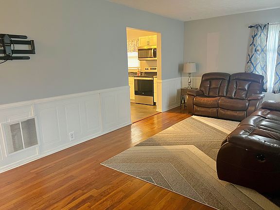 4th image of 609 E Schott St