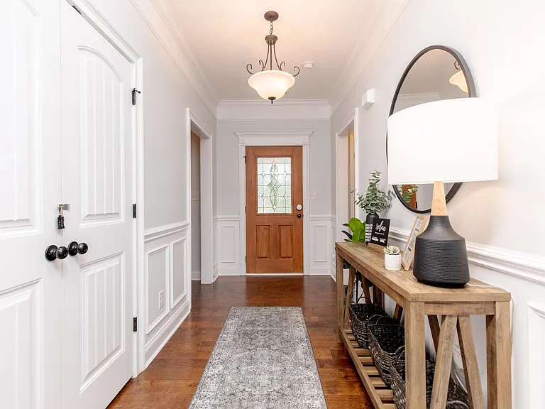 Entryway w/Welcome guide to property