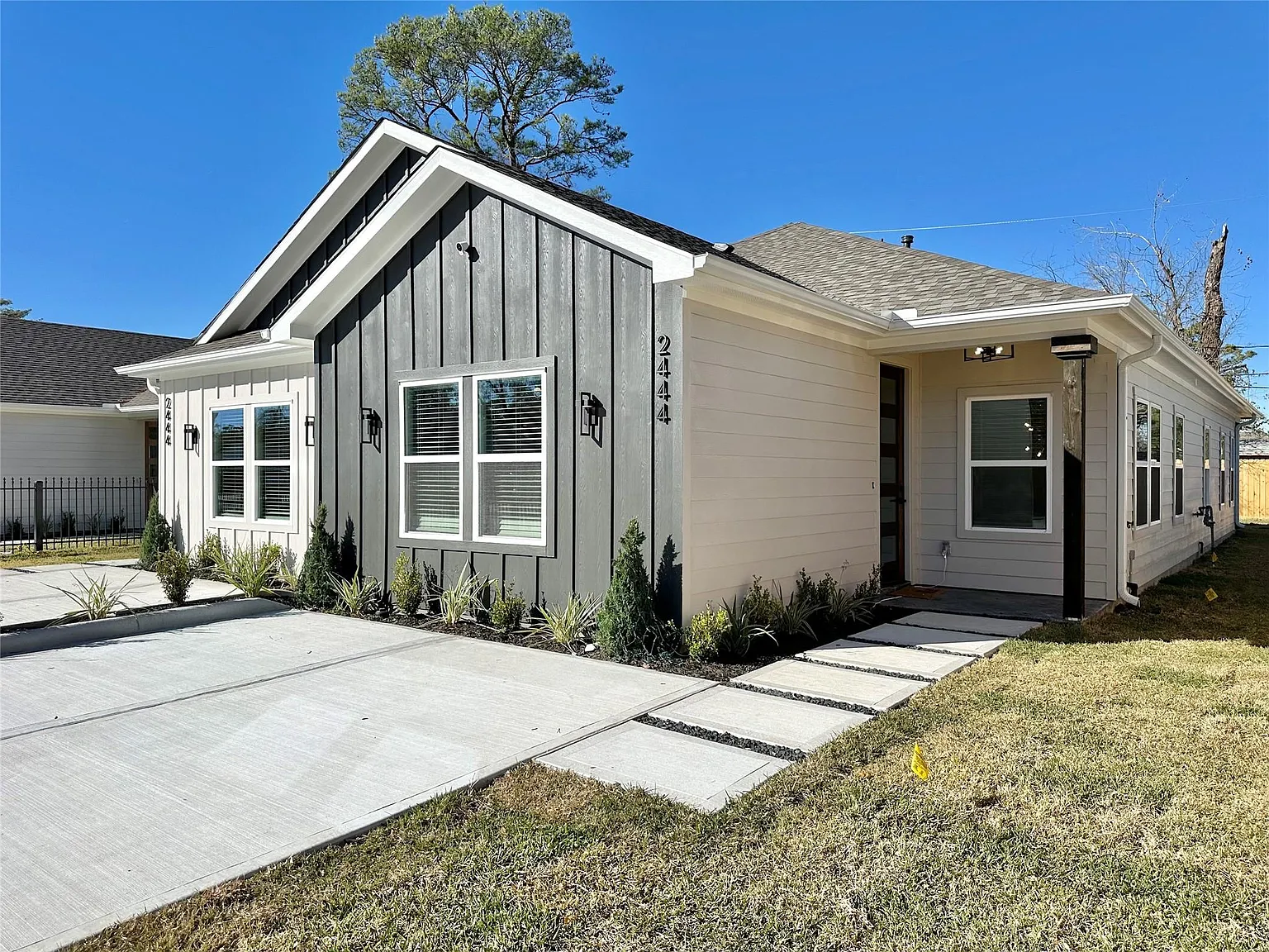 3 bed, 2.0 bath, 1426 sqft, $2,000 — Photo 2