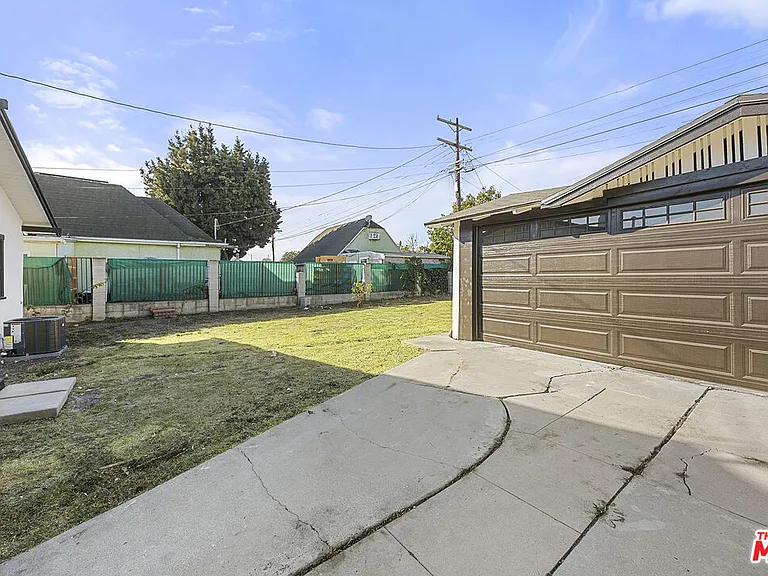 5465 S Victoria Ave — Photo 23