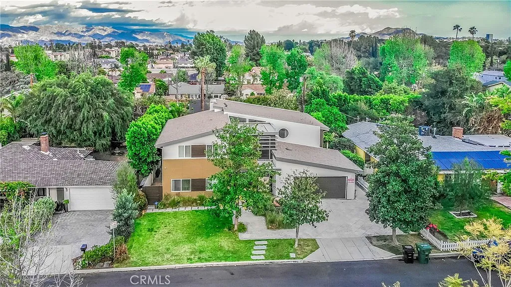 5 bed, 5.5 bath, 4162 sqft, $14,500 — Photo 2