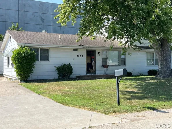 201 Clearview Dr, Saint Charles, MO 63303