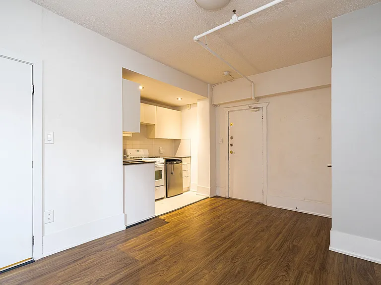 160 Huron St — Photo 10