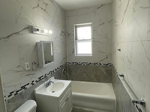 4th image of 96 Hillcrest Ter APT 10