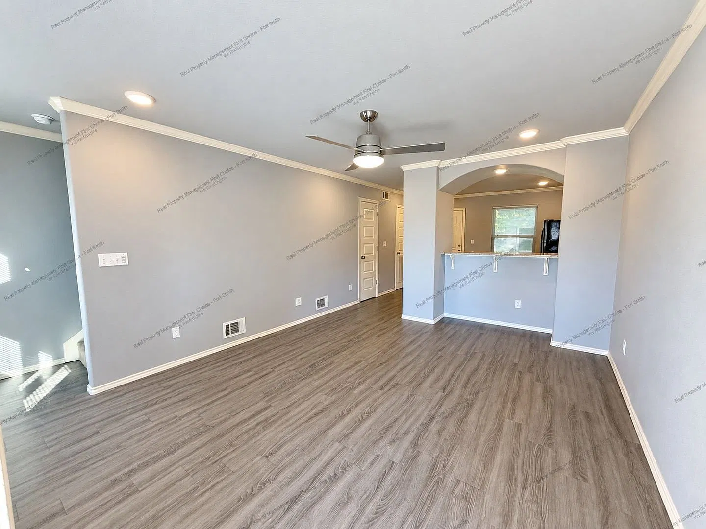 2 bed, 1.5 bath, 948 sqft, $1,095 — Photo 2