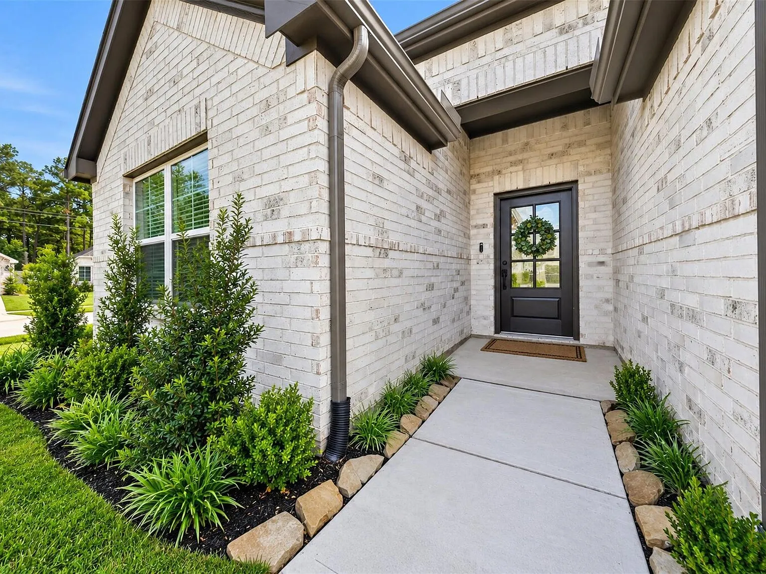 4 bed, 2.0 bath, 2014 sqft, $3,300 — Photo 3