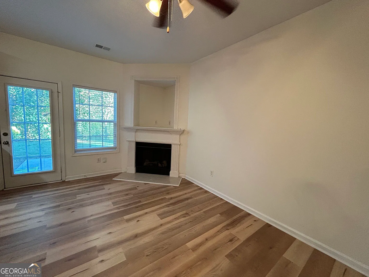 3 bed, 2.5 bath, 1600 sqft, $1,745 — Photo 4
