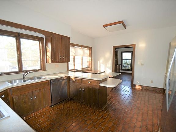 5th image of 99 Chadbourne Dr