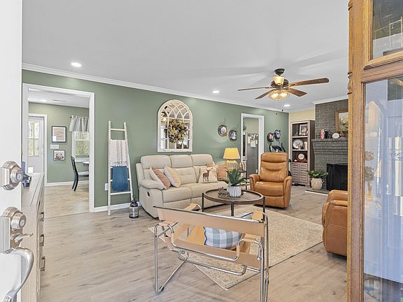 5th image of 221 Jackson Cir