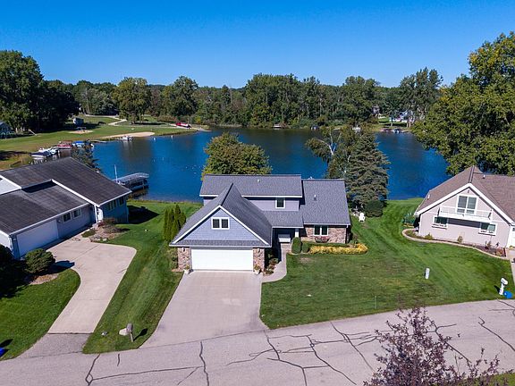 4th image of 1067 Crown Point Dr