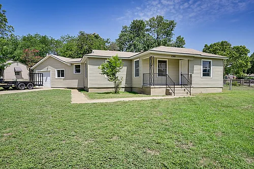 1501 Greenbrier Dr Photo 1