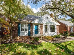 2010 Huntington Blvd, Grosse Pointe Woods, MI 48236