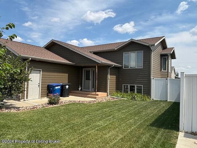 1st image of 642 17th Ave E