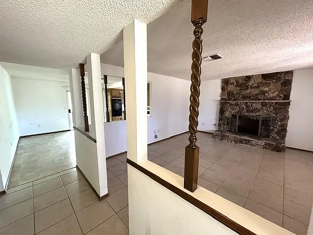 716 Robert Dr — Photo 4