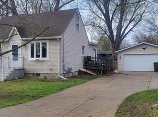 W1390 Greenview Rd, Genoa City, WI 53128