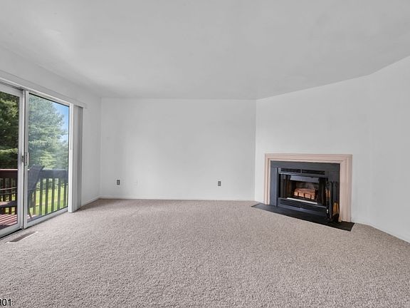 5th image of 18 Pinehurst Dr