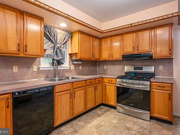 4th image of 76 Hope Cir