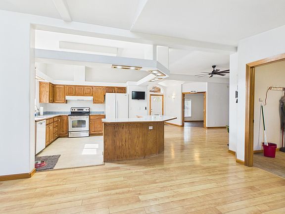 4th image of 83 Burbank Pl