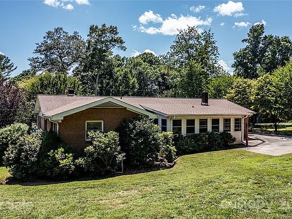 3rd image of 302 Maplewood Dr