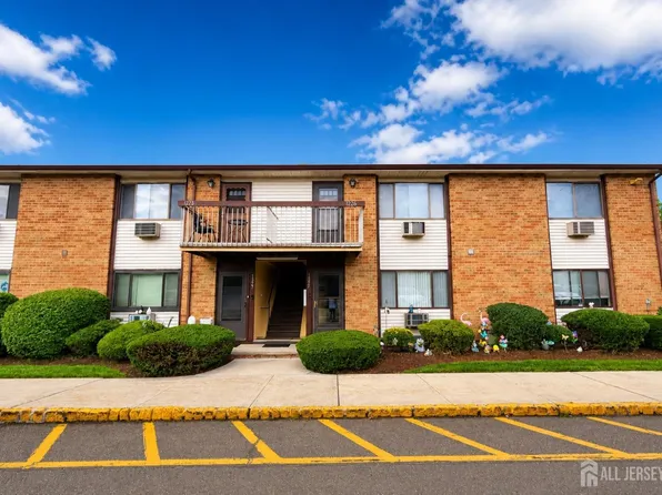 1226 Cricket Ln, Woodbridge, NJ 07095