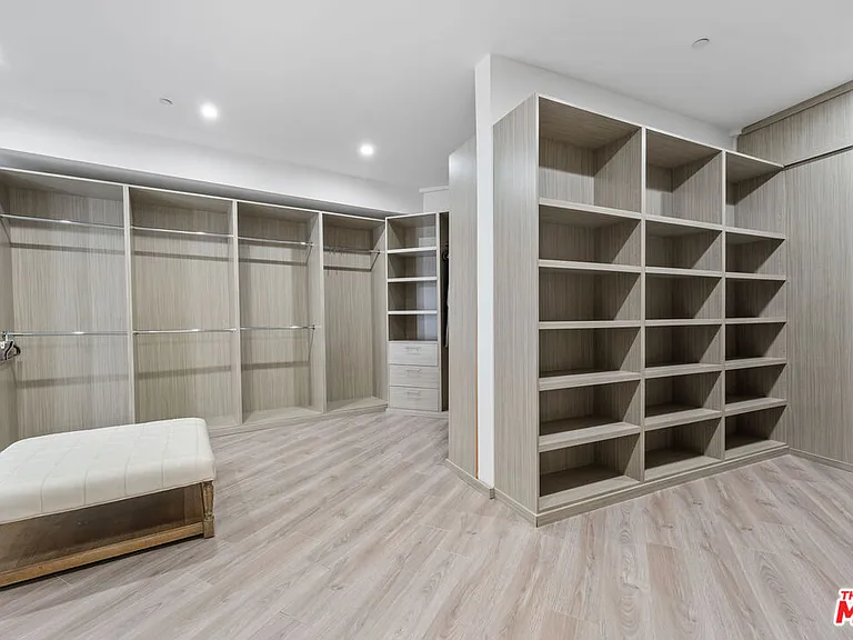 6181 Temple Hill Dr — Photo 22