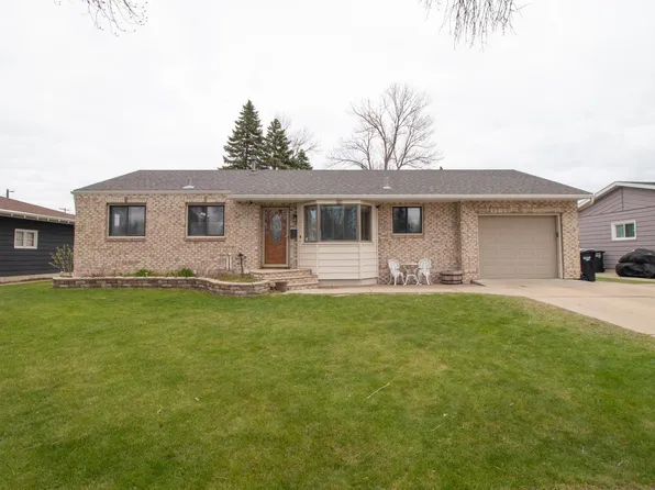 3121 7th St N, Fargo, ND 58102