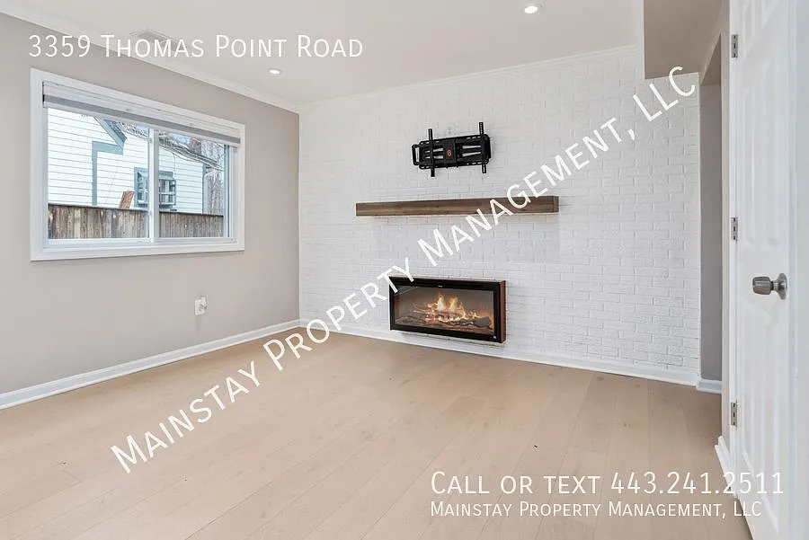 Beautifully Updated 4 Bedroom Home with Water and Beach Privileges! — Photo 3