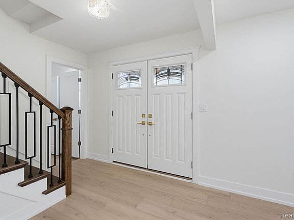 3rd image of 6780 Lee Crest Dr