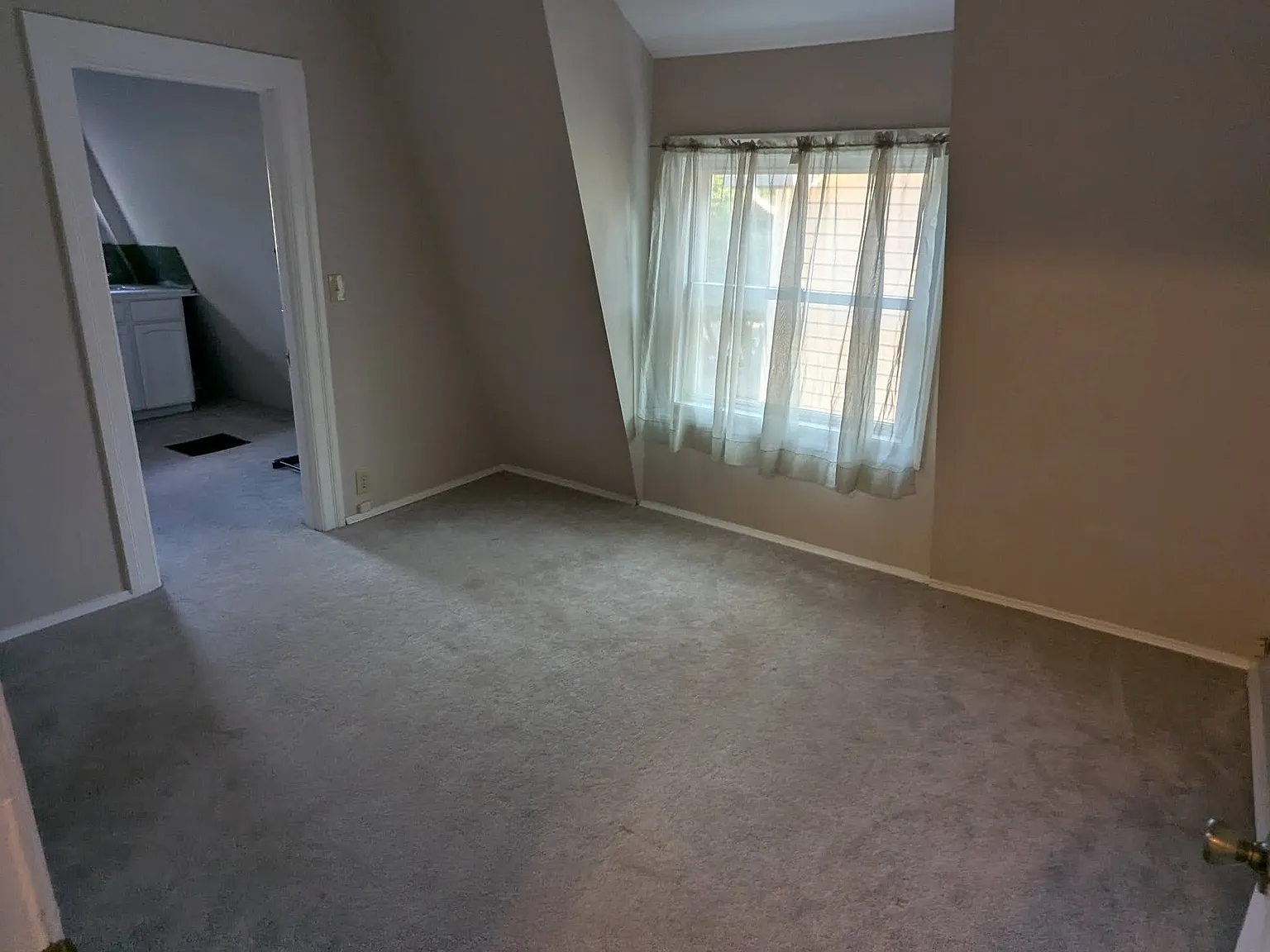 4 bed, 2100 sqft, $3,095 — Photo 2