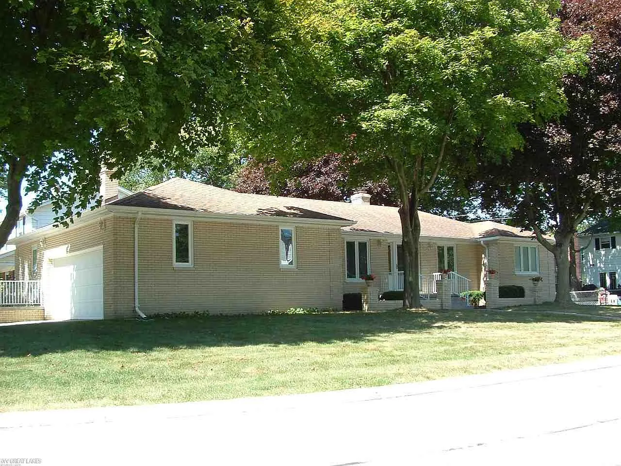 3007 E Woodland Dr photo 1