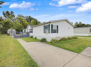 28451 Spruce Dr, Flat Rock, MI 48134