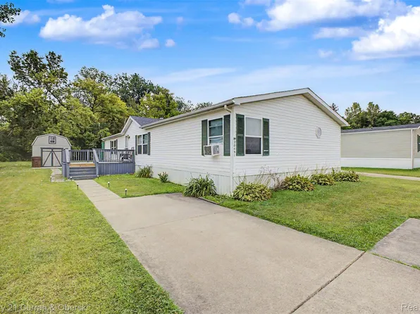 28451 Spruce Dr, Flat Rock, MI 48134