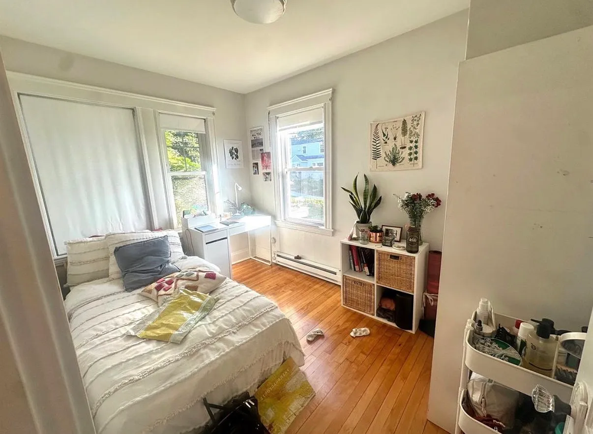 4 bed, 9999 sqft, $5,200 — Photo 1