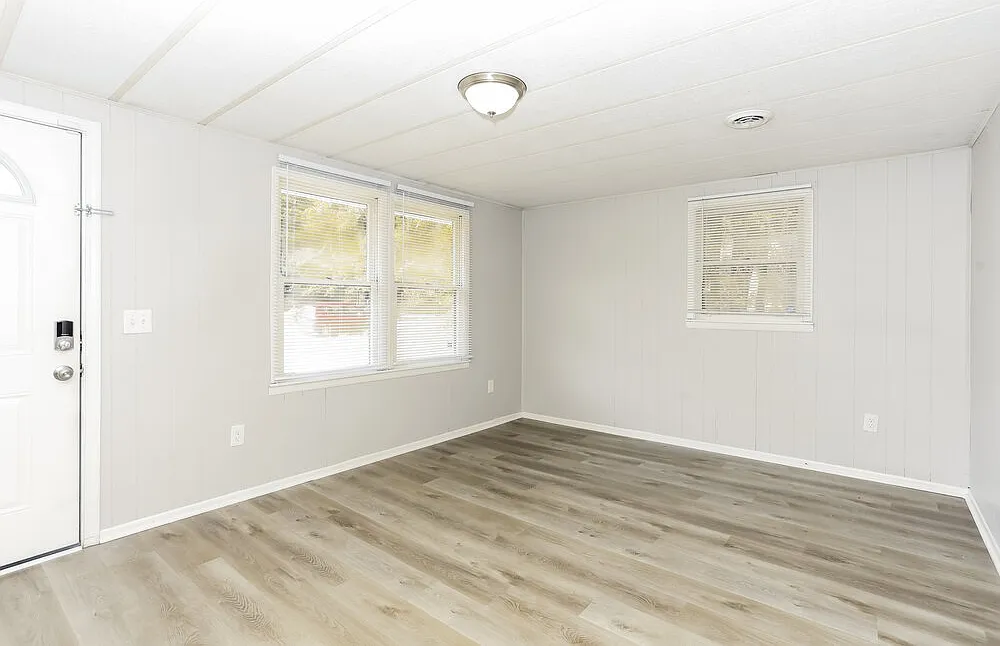 3 bed, 1.0 bath, 984 sqft, $1,900 — Photo 4