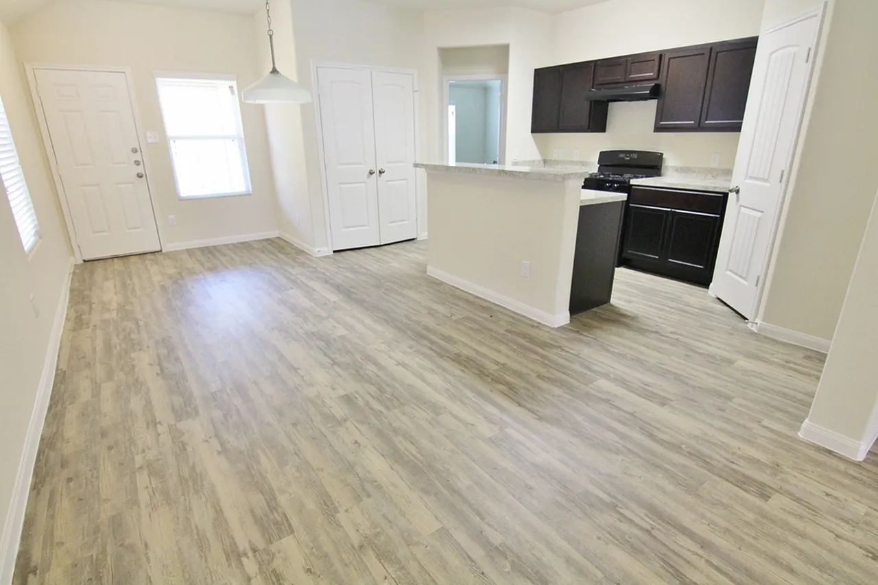 Almeda Trace — Photo 2