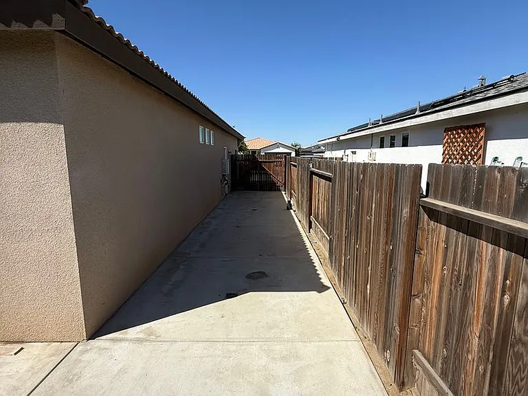 2717 Mercedes Dr — Photo 24