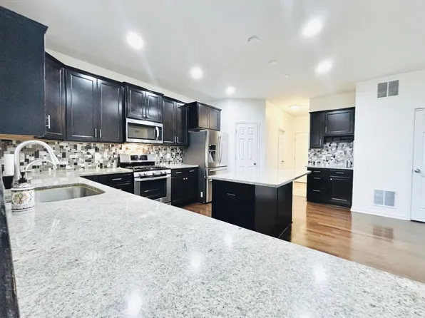 2051 Summerhill Cir, Shakopee, MN 55379