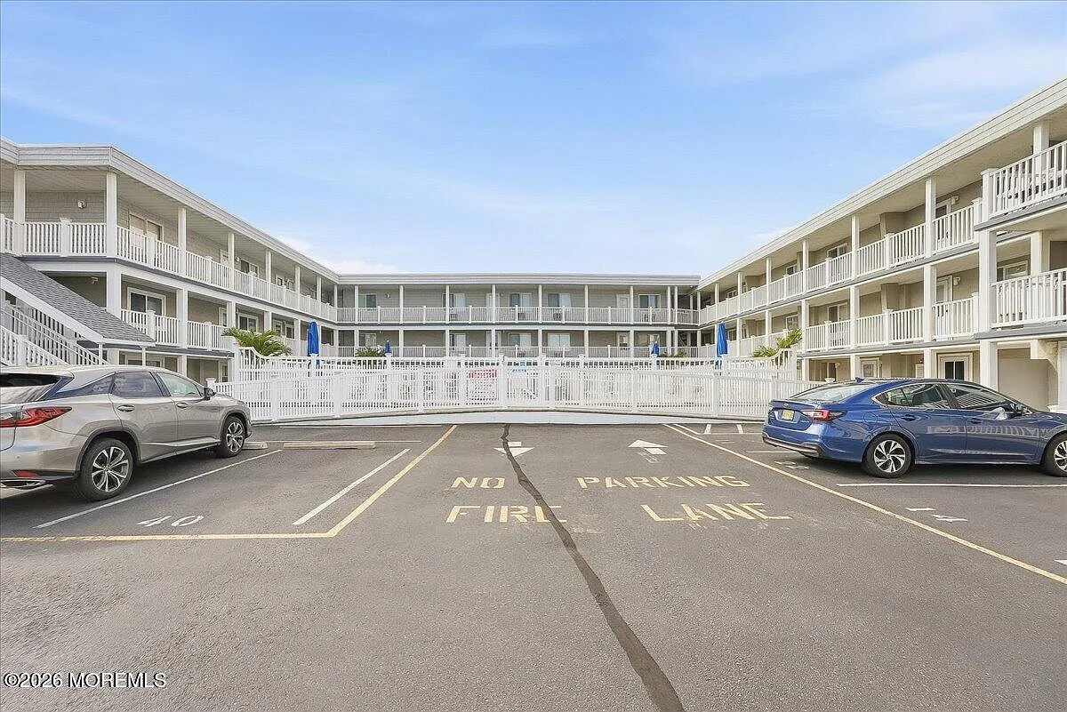 2 bed, 800 sqft, $2,000 — Photo 1