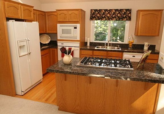 Spacious Kitchen w/6 Burner Gas Viking Cooktop & Granite