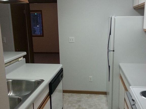 3rd image of 528 N Dubuque St #11