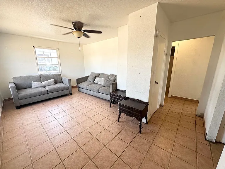 2209 W Kentucky Ave — Photo 2