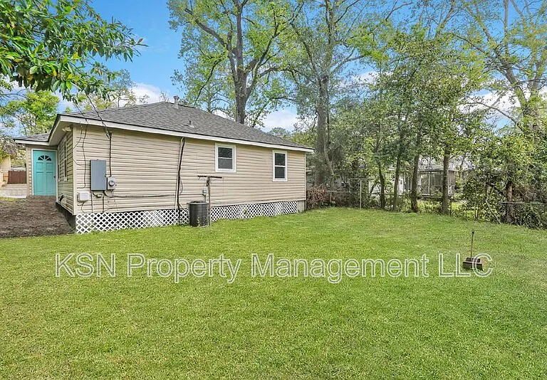 1305 E 32nd St — Photo 12