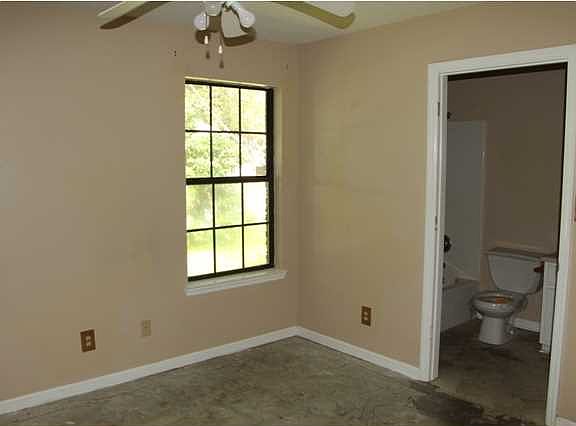 4th image of 219 17th St