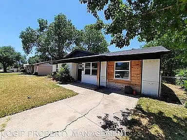 4 bed, 1192 sqft, $2,000 — Photo 2