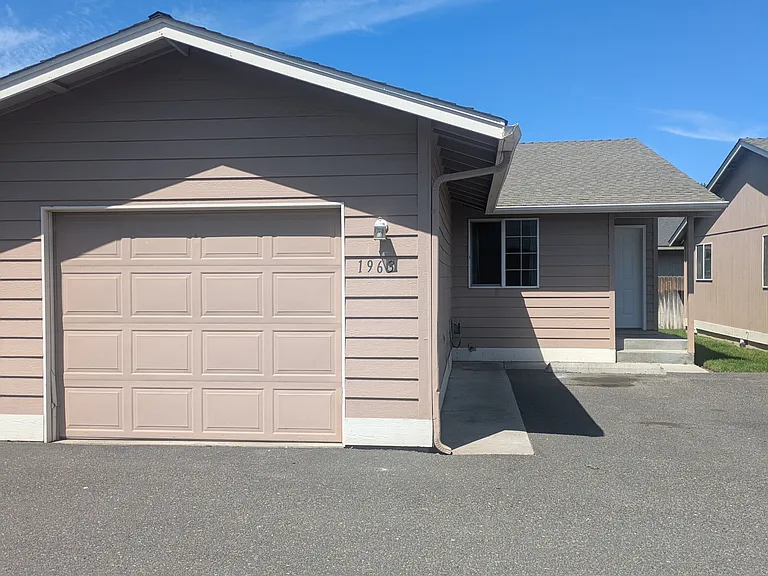 1963 NW Cedar Ave — Photo 1