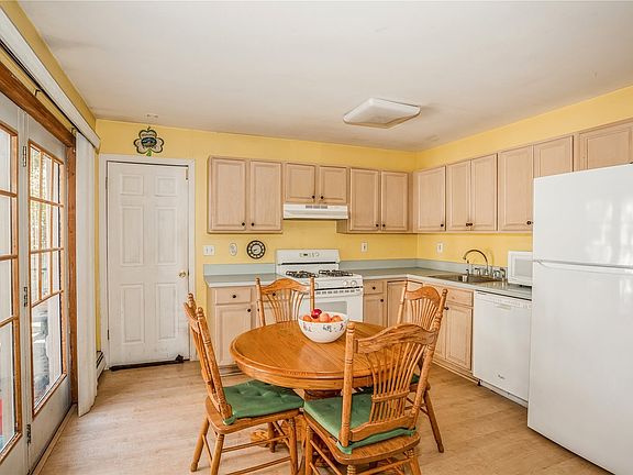 3rd image of 79 Bedford Ave