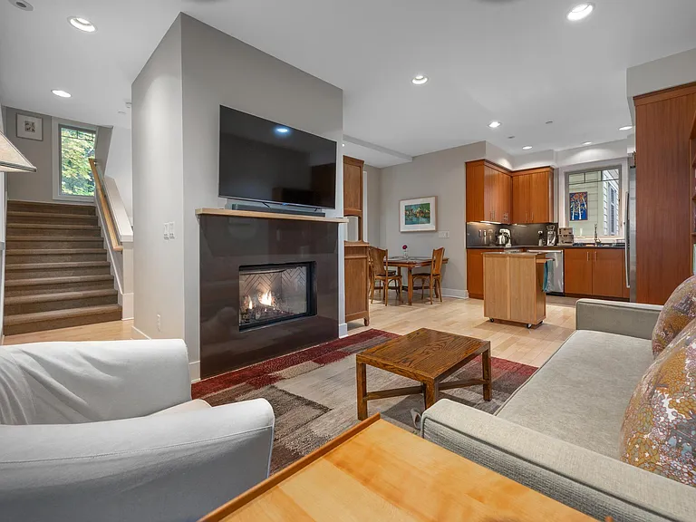 2414 SW Cedar St — Photo 1