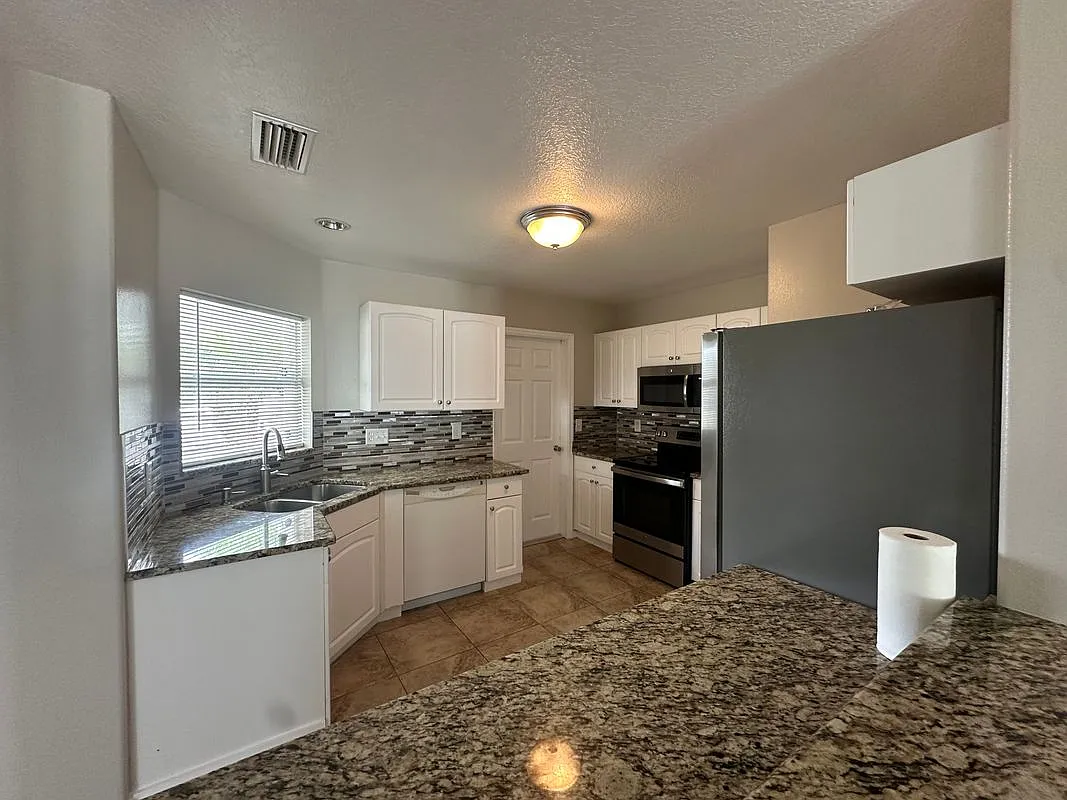 3 bed, 2.0 bath, 1320 sqft, $2,600 — Photo 1